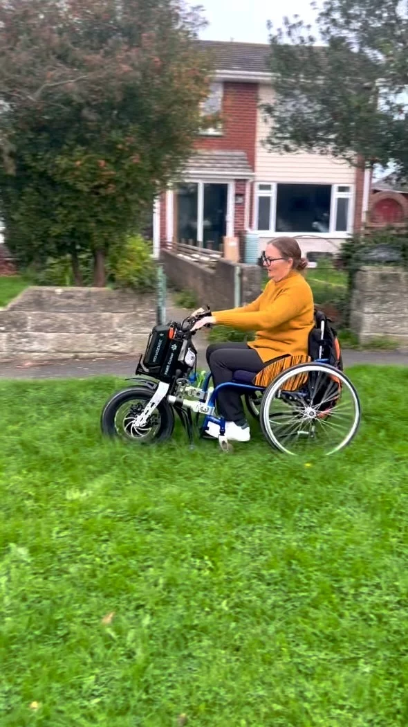 Helens Leben veränderte sich mit dem Rehasense PAWS Cruiser – ihr Rollstuhl wurde zu einem Werkzeug der Unabhängigkeit. 🐾

Nach ihrer MS-Diagnose im Jahr 2016 sah sie sich wachsenden Herausforderungen in Bezug auf Mobilität und Eigenständigkeit gegenüber. Doch dank des Rehasense PAWS Cruiser wurden ihre Träume von langen Spaziergängen auf dem Land, Einkaufsbummeln und Besuchen bei Freunden, sicher und unabhängig, zur Wirklichkeit 🤩 

Lest Helens inspirierende Geschichte hier 👉 https://rehasense.de/de/blog
—-
Helen’s life changed with the Rehasense PAWS Cruiser—transforming her wheelchair into a tool of independence. 🐾

Diagnosed with MS in 2016, she faced increasing challenges to her mobility and independence. But with the help of the Rehasense PAWS Cruiser, her dreams of enjoying long countryside walks, shopping trips, and visiting friends safely and independently have become a reality 🤩

Read Helen´s inspiring story here 👉  https://rehasense.com/blog

#Rehasense #PAWS #mobility #wheelchair #story #wheelchairlife