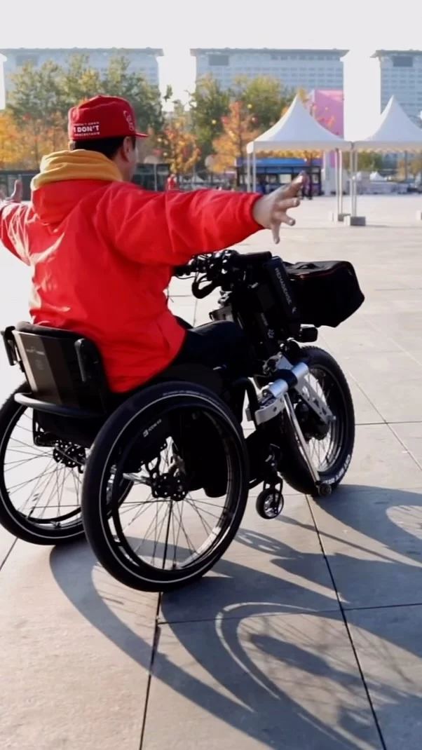Lernt Li Hui kennen, einen ehemaligen Tänzer, der seine Unabhängigkeit dank seines PAWS Tourer 🐾 in vollen Zügen genießt. Li liebt seinen PAWS und die Freiheit, die er ihm im Alltag schenkt 🤩
—
Check out Li Hui, a former dancer who is enjoying his independence thanks to his PAWS Tourer 🐾 Li loves his PAWS and the independence it gives him on a daily basis 🤩