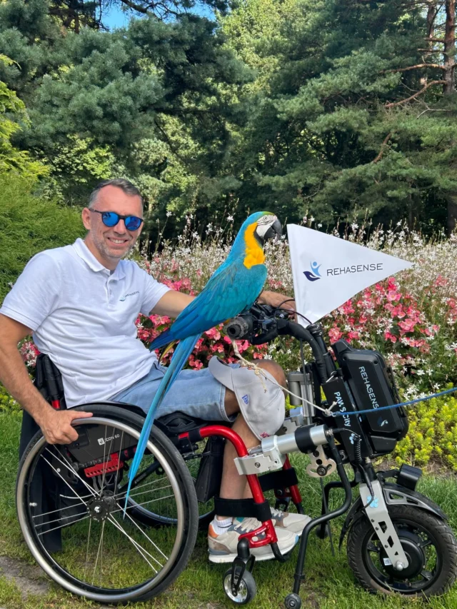 Ein Papagei auf der Schulter? Das haben die Piraten schon gemacht. Aber ein Papagei auf PAWS? Das ist wirklich ein ungewöhnlicher Anblick! 🦜
—
A parrot on your shoulder? Pirates have already done that. A parrot on PAWS? Now that's a level up! 🦜

#PAWS #PAWSTour #wheelchair #wheelchairlife♿ #summervibes☀️